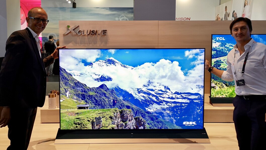 Johan Huss (t. v.) og Marcus Hammächer med TCLs 8K-TV. Foto: Marte Ottemo. Johan Huss (t. v.) og Marcus Hammächer med TCLs 8K-TV. Foto: Marte Ottemo.