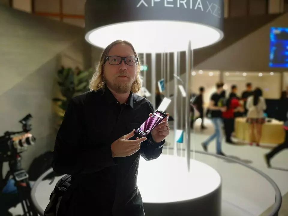 Rikard Skogberg, nordisk PR- og produktsjef i Sony Mobile Communications, presenterer Sonys første mobil med oled-skjerm, Xperia XZ3. Foto: Marte Ottemo.