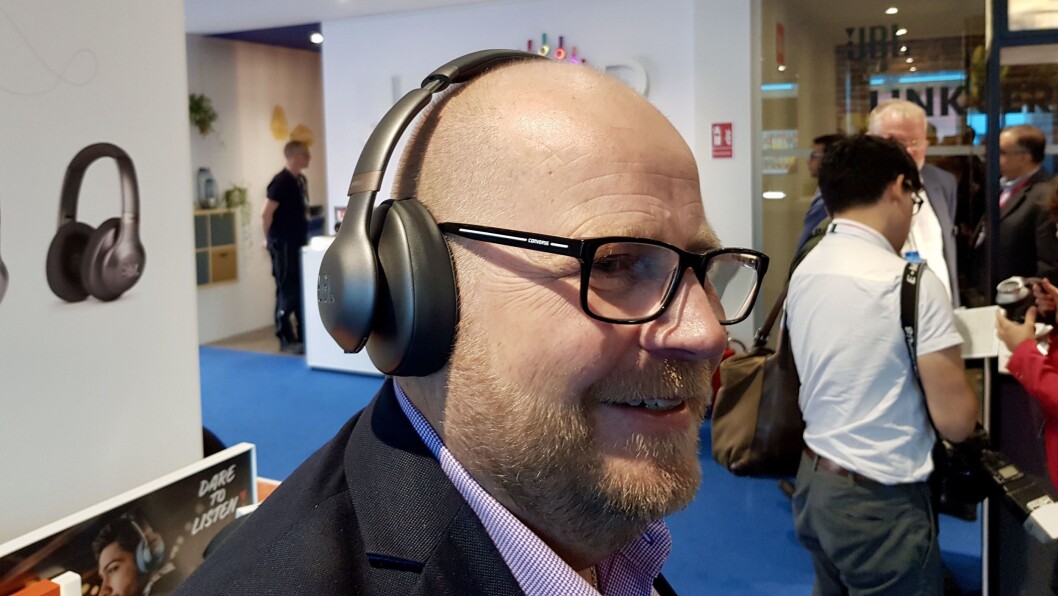 Frank Bruun i Harman med JBL Everest 710GA. Foto: Jan Røsholm. Frank Bruun i Harman med JBL Everest 710GA. Foto: Jan Røsholm.