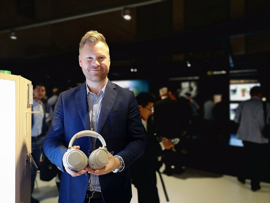 Nordisk produkttrener Patrik Robertsson i Sony med Sony WH-1000XM3. Foto: Marte Ottemo. Nordisk produkttrener Patrik Robertsson i Sony med Sony WH-1000XM3. Foto: Marte Ottemo.