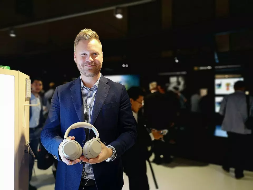 Nordisk produkttrener Patrik Robertsson i Sony med Sony WH-1000XM3. Foto: Marte Ottemo.