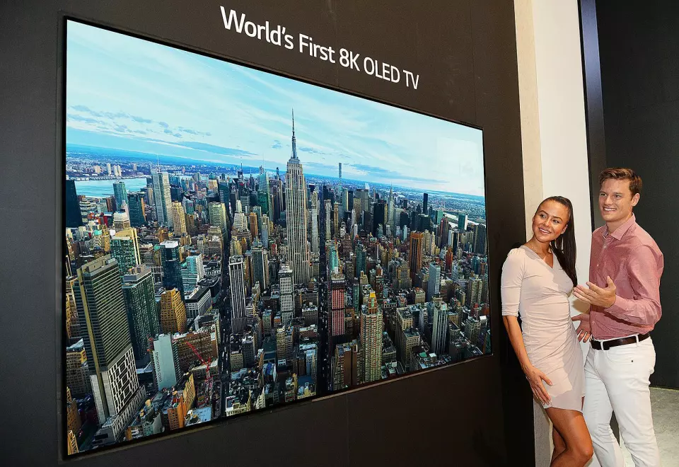 LG lanserer verdens første 8K oled-TV, men sier den ikke kommer på markedet med det første. Foto: LG.