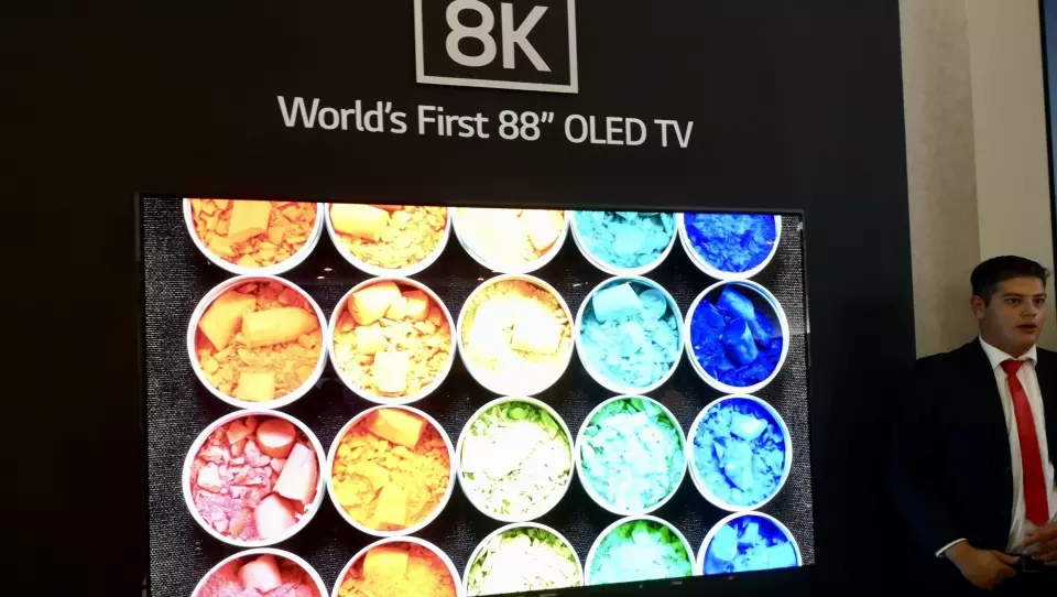 LG viser på IFA verdens første 88 tommer store oled-TV. Foto: Marte Ottemo.