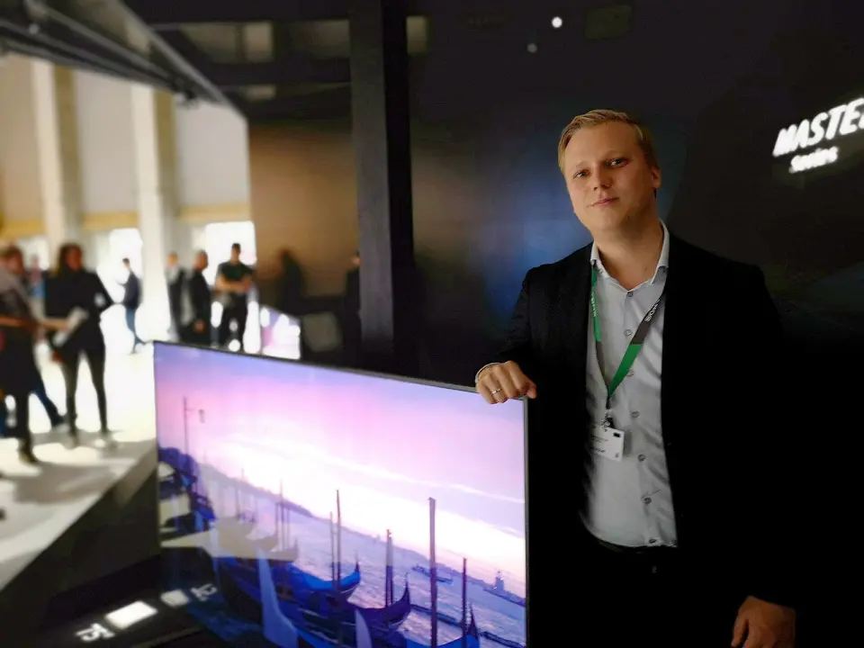 Steffen Rye Holst, senior produktansvarlig for TV i Norden, sier Sonys nye Master-serie av TVer skal gi folk i stuen det bilde Hollywood har tenkt. Foto: Marte Ottemo. Steffen Rye Holst, senior produktansvarlig for TV i Norden, sier Sonys nye Master-serie av TVer skal gi folk i stuen det bilde Hollywood har tenkt. Foto: Marte Ottemo.