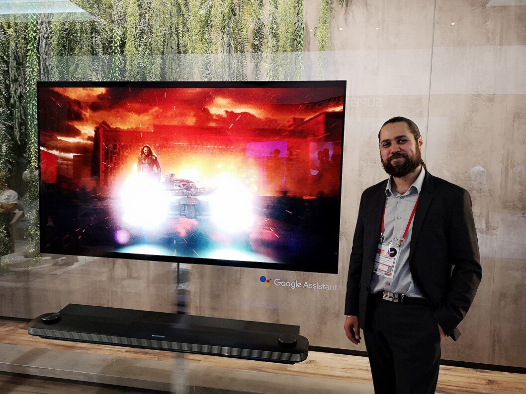 LGs produktspesialist Erik Svalberg sier selskapet jobber mye med kunstig intelligens, her med deres lydplanke og TV med Google Assistant. Foto: Marte Ottemo. LGs produktspesialist Erik Svalberg sier selskapet jobber mye med kunstig intelligens, her med deres lydplanke og TV med Google Assistant. Foto: Marte Ottemo.