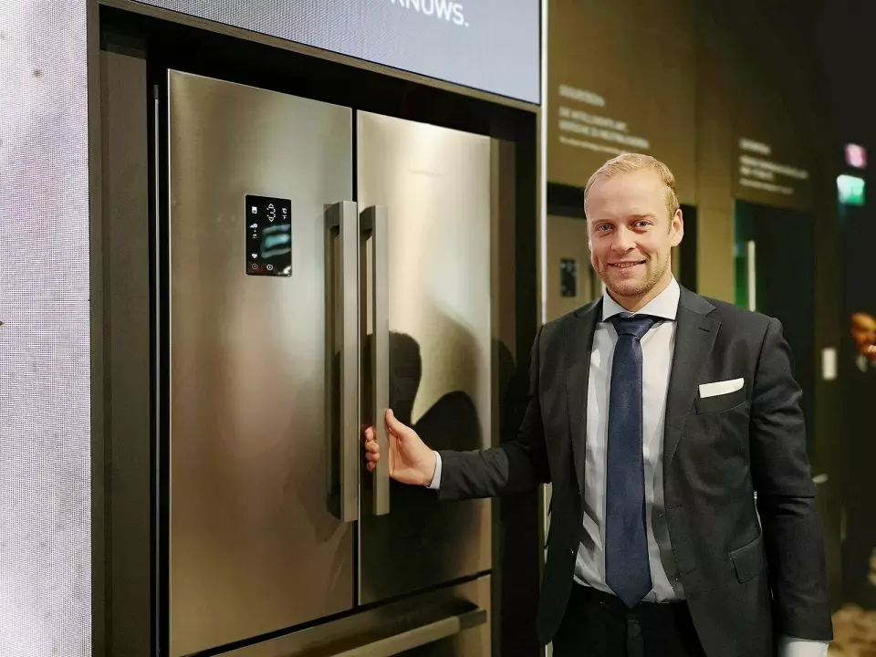 Bård Nordhagen, nordisk markedsansvarlig i Grundig, sier selskapet jobber hardt mot matsvinn på kjøleskapssiden. Foto: Marte Ottemo.