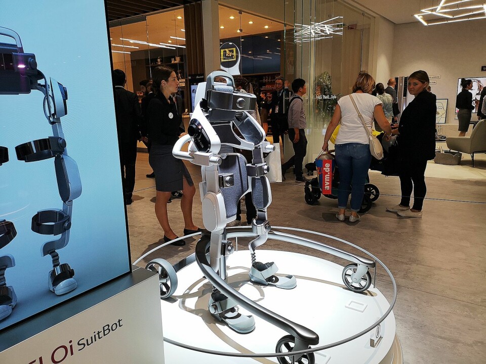 LGs Cloi Suit Bot kles på beina og ryggen, og skal hjelpe deg med de tunge løftene. Det er foreløpig snakk om en prototype. Foto: Marte Ottemo.