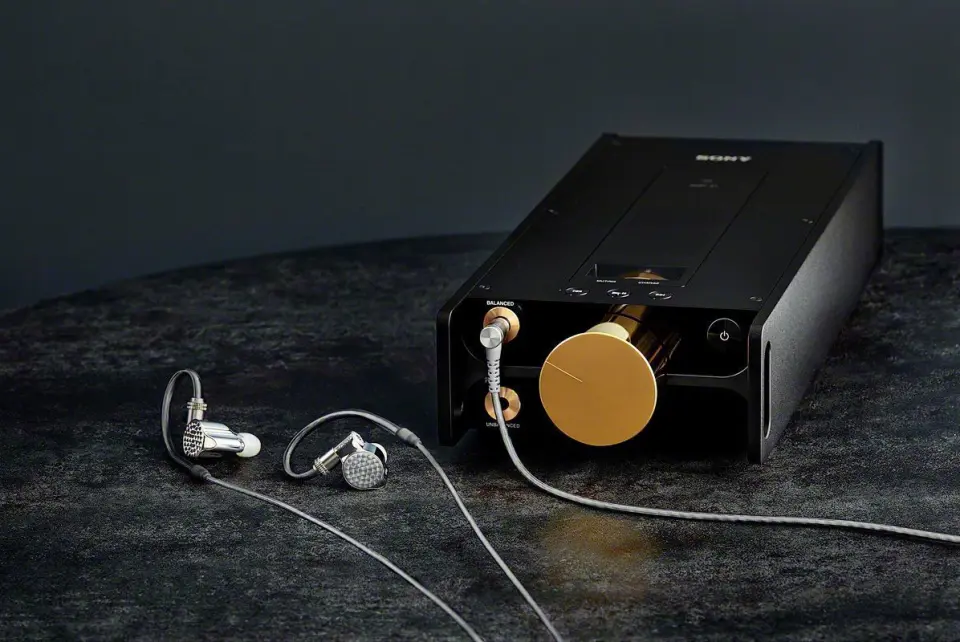 De nye trådløse proppene WF-SP900 er vanntette og tåler en svømmetur. Foto: Sony. De nye trådløse proppene WF-SP900 er vanntette og tåler en svømmetur. Foto: Sony.