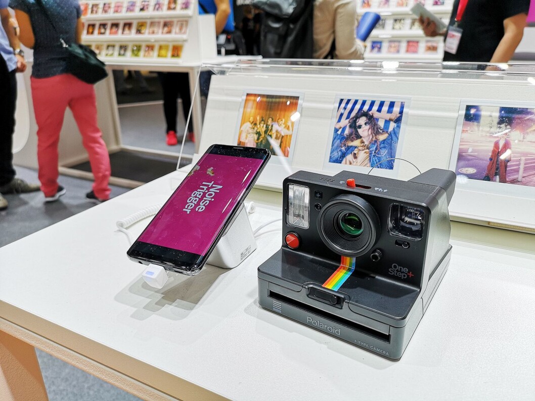 Polaroid Originals OneStep+ gir instantkameraet nye funksjoner med smarttelefon-tilkobling. Foto: Marte Ottemo Polaroid Originals OneStep+ gir instantkameraet nye funksjoner med smarttelefon-tilkobling. Foto: Marte Ottemo