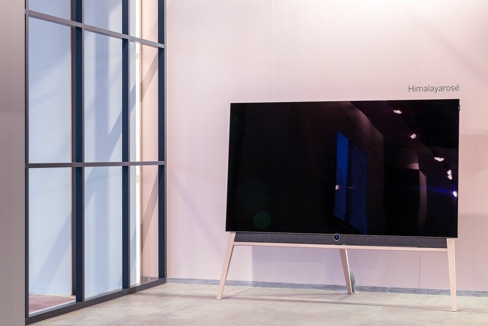 Loewes oled-TV på 65 tommer har en pris på 62.000 kroner. Gulvstativet koster 12.500 kroner. Foto: Loewe
