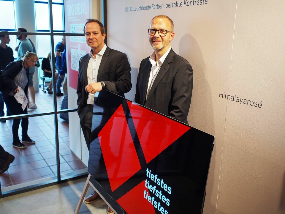 Roger Wollan (t. v.) og Tore Lundby demonstrerer den nye lydteknologien i Loewes produkter. Foto: Jan Røsholm.