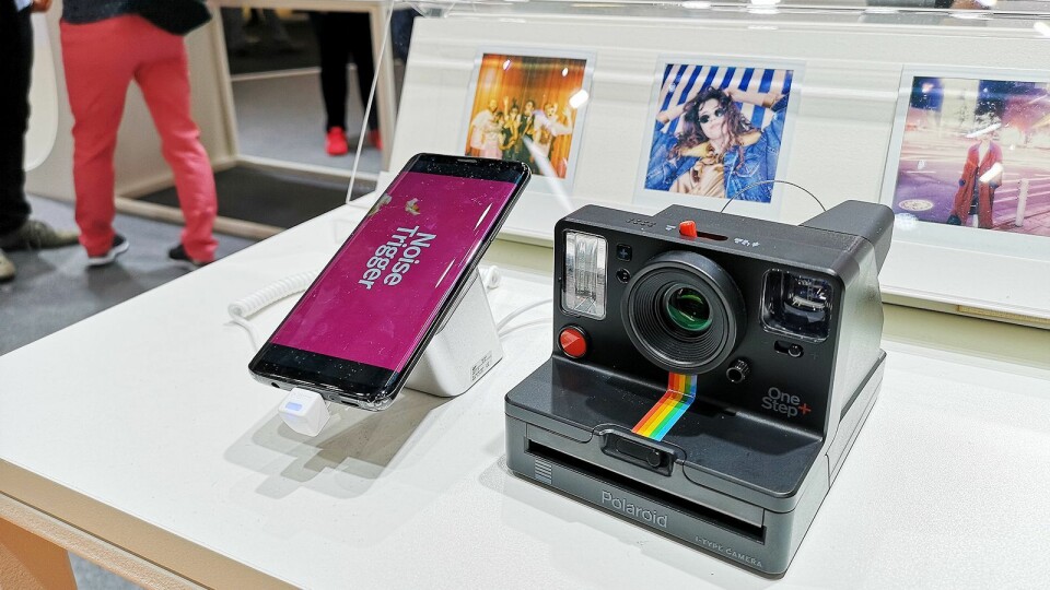 Polaroid Originals OneStep+ gir instantkameraet nye funksjoner med smarttelefon-tilkobling. Foto: Marte Ottemo.