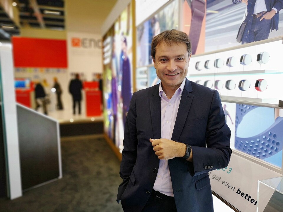 Europeisk markedssjef i Fitbit, Benoit Raimbault, viser fram nye Charge 3 på IFA. Foto: Marte Ottemo