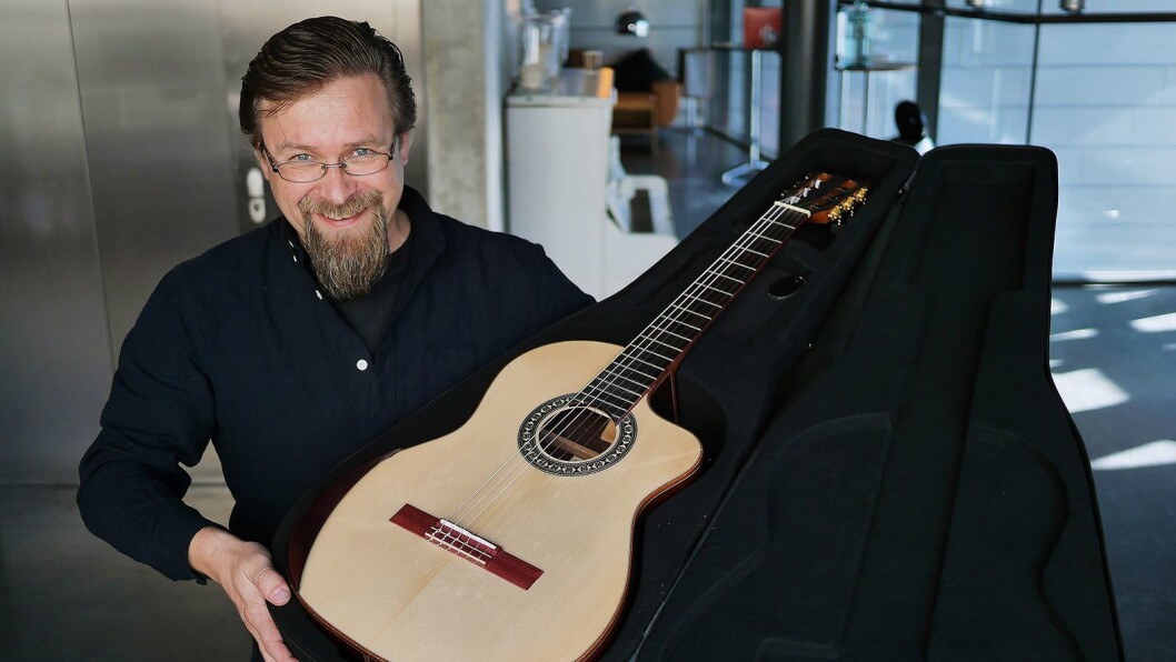 Terje Mentyjærvi i Musikk og elektronikk AS viste Kantare-gitarer, her Grazioso-modellen til 8.500 kroner i en Tanglewood-veske til 1.700 kroner. Foto: Stian Sønsteng. Terje Mentyjærvi i Musikk og elektronikk AS viste Kantare-gitarer, her Grazioso-modellen til 8.500 kroner i en Tanglewood-veske til 1.700 kroner. Foto: Stian Sønsteng.
