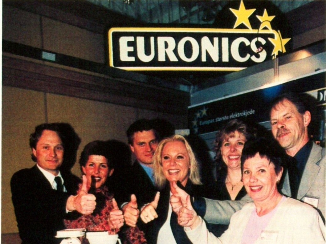 Administrasjonen i Euronics Norge i 2001 med den nye logoen. F. v. Kenneth Baltzersen, Solgunn Øvereng, Asle Bjerkebakke, Anne Line Svendsen, Kari Ann Jensen, Gunni Hansen og Terje Gudmundsen. Foto: Erik Andersen. Administrasjonen i Euronics Norge i 2001 med den nye logoen. F. v. Kenneth Baltzersen, Solgunn Øvereng, Asle Bjerkebakke, Anne Line Svendsen, Kari Ann Jensen, Gunni Hansen og Terje Gudmundsen. Foto: Erik Andersen.