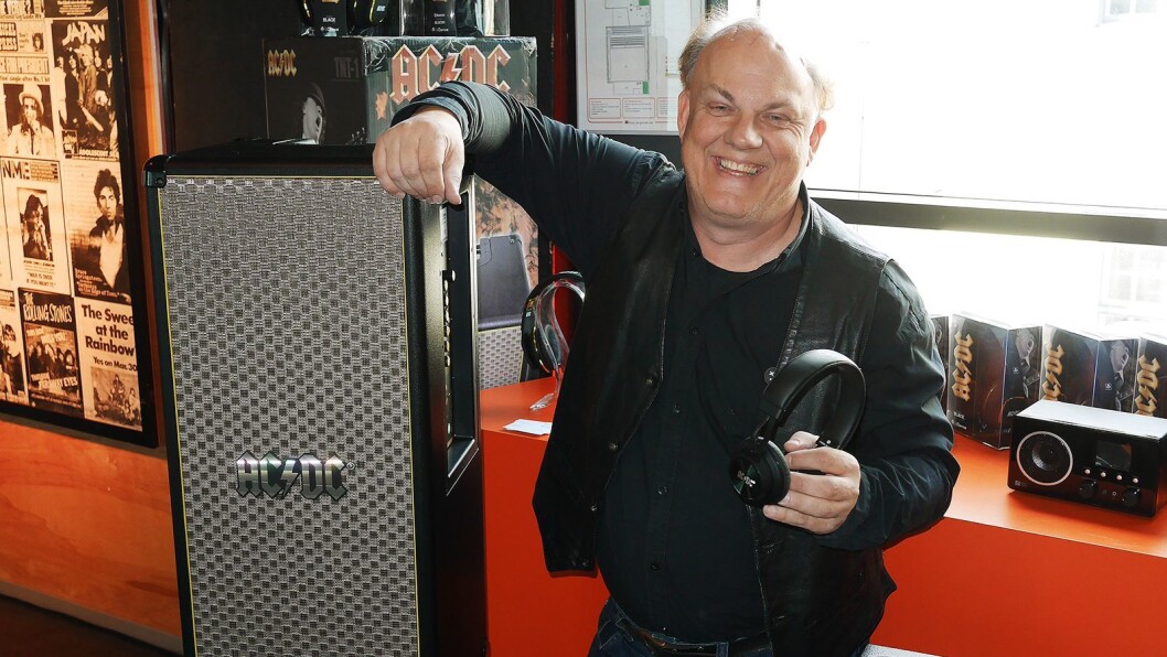Claus Malthe i Veibel AS viste høyttalere og hodetelefoner fra AC/DC. Foto: Stian Sønsteng. Claus Malthe i Veibel AS viste høyttalere og hodetelefoner fra AC/DC. Foto: Stian Sønsteng.