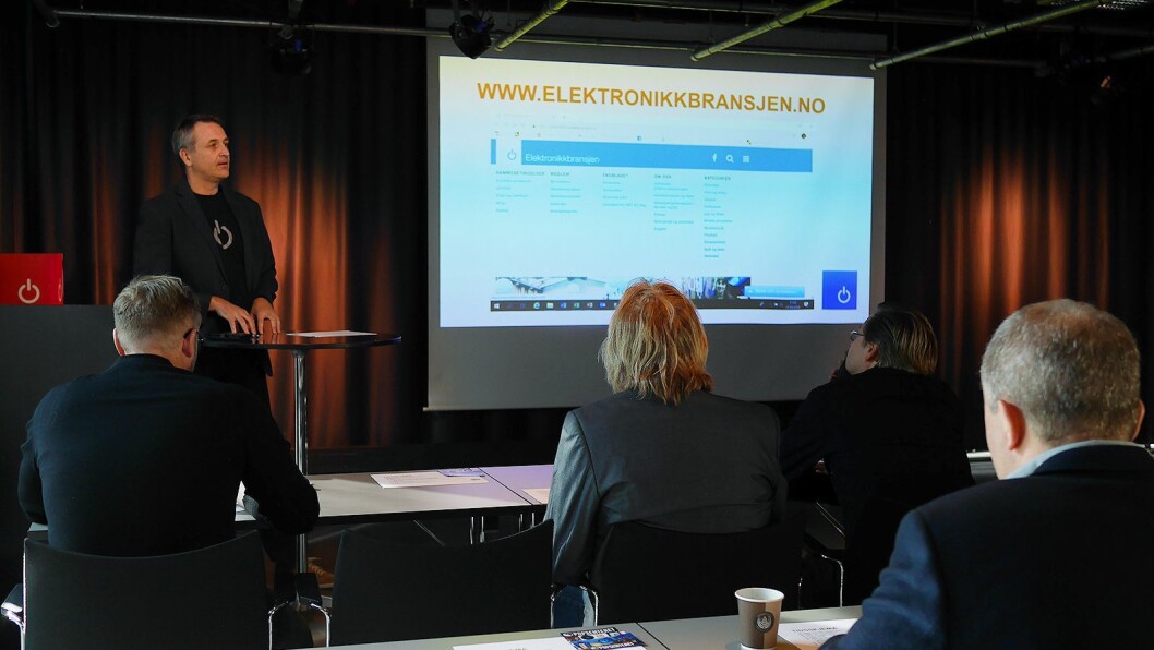 Administrerende direktør Jan Røsholm i Stiftelsen Elektronikkbransjen var møteleder på Musikkbransjedagen. Foto: Stian Sønsteng. Administrerende direktør Jan Røsholm i Stiftelsen Elektronikkbransjen var møteleder på Musikkbransjedagen. Foto: Stian Sønsteng.