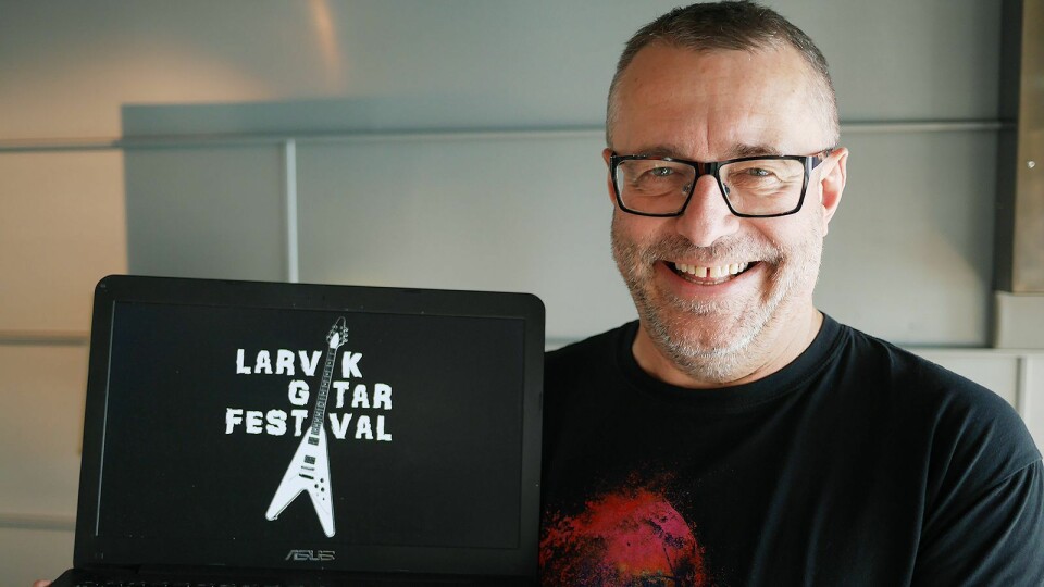 Trond Arstad jr. presenterte Larvik Gitarfestival 2019. Foto: Stian Sønsteng.