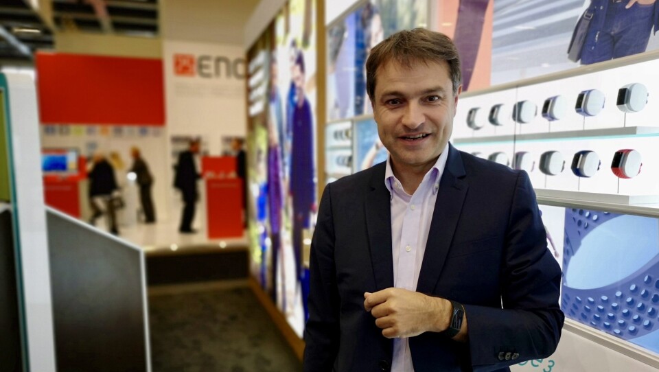 Europeisk markedssjef Benoit Raimbault i Fitbit viser frem nye Charge 3 på IFA. Foto: Marte Ottemo.