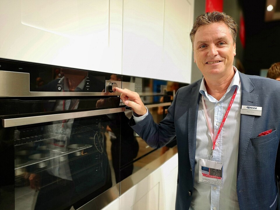 Ragnar Eknes, salgssjef hos Gram i Norge, viser fram en ny ovn med trykkfølsom dør og større ovnsrom. Foto: Marte Ottemo