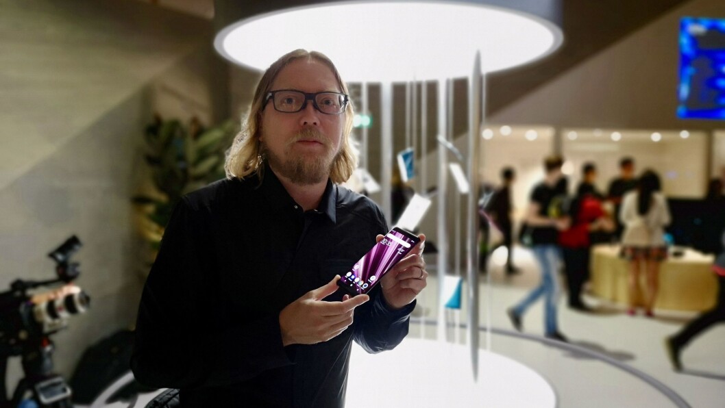Rikard Skogberg i Sony Mobile med Xperia XZ3. Foto: Marte Ottemo. Rikard Skogberg i Sony Mobile med Xperia XZ3. Foto: Marte Ottemo.