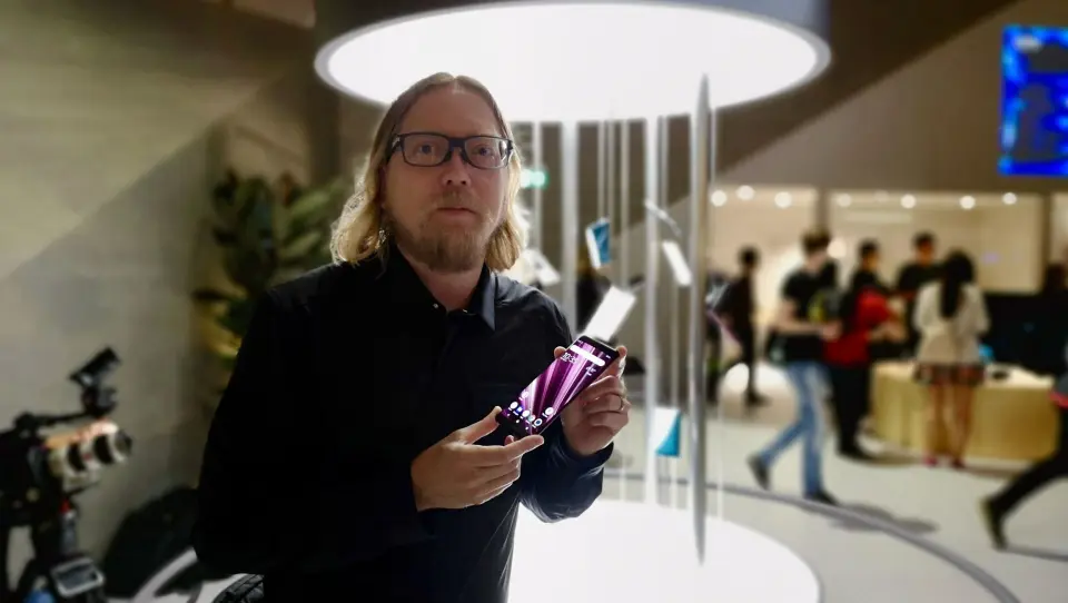 Rikard Skogberg i Sony Mobile med Xperia XZ3. Foto: Marte Ottemo. Rikard Skogberg i Sony Mobile med Xperia XZ3. Foto: Marte Ottemo.
