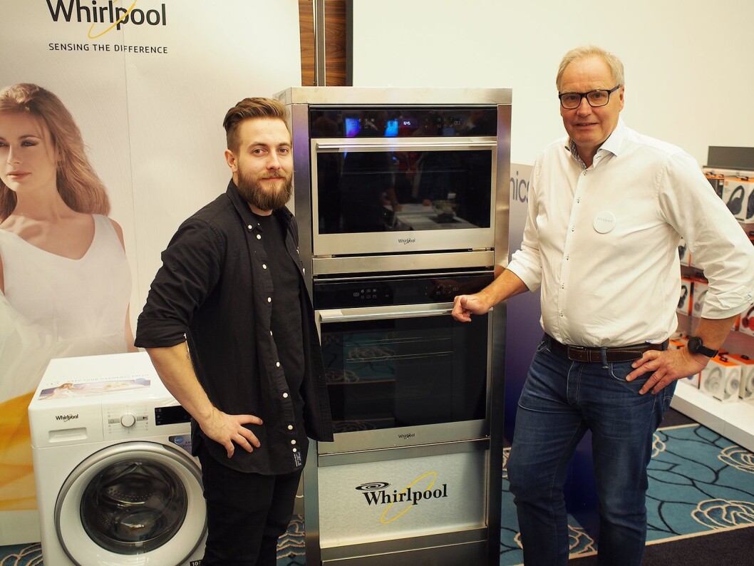 Niklas Frogner (t.v) og Roy Helgerud viser frem de to nye ovnene fra Whirlpool. Foto: Jan Røsholm Niklas Frogner (t.v) og Roy Helgerud viser frem de to nye ovnene fra Whirlpool. Foto: Jan Røsholm