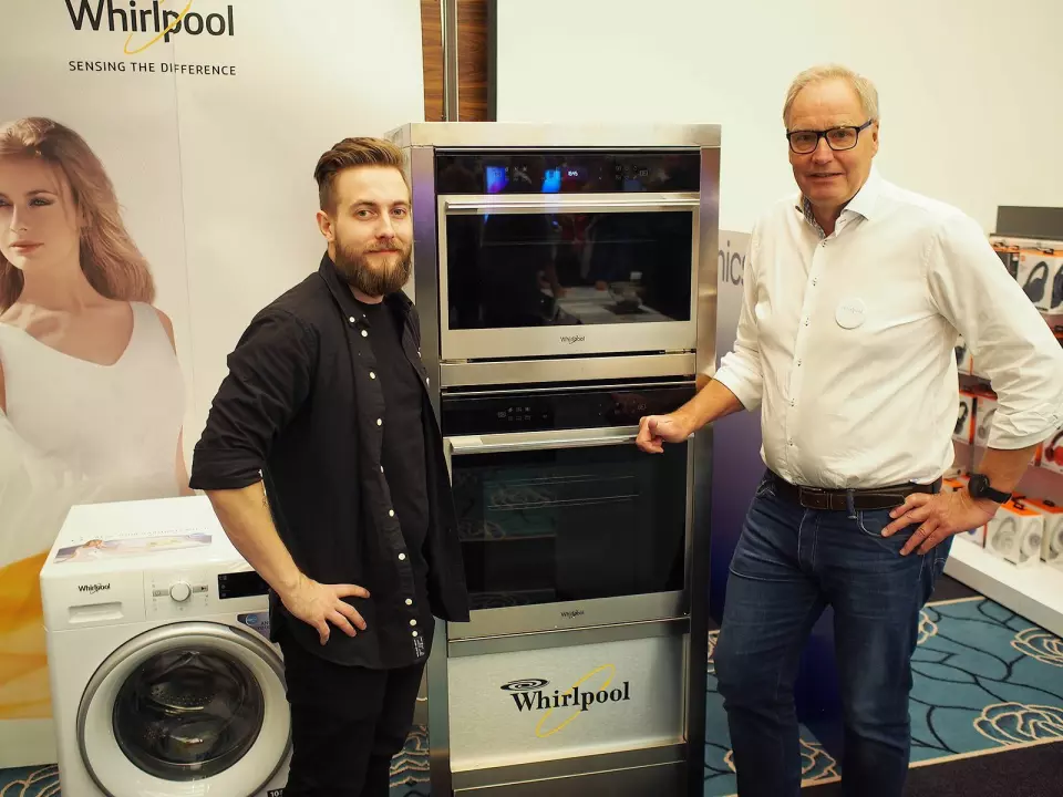 Niklas Frogner (t.v) og Roy Helgerud viser frem de to nye ovnene fra Whirlpool. Foto: Jan Røsholm