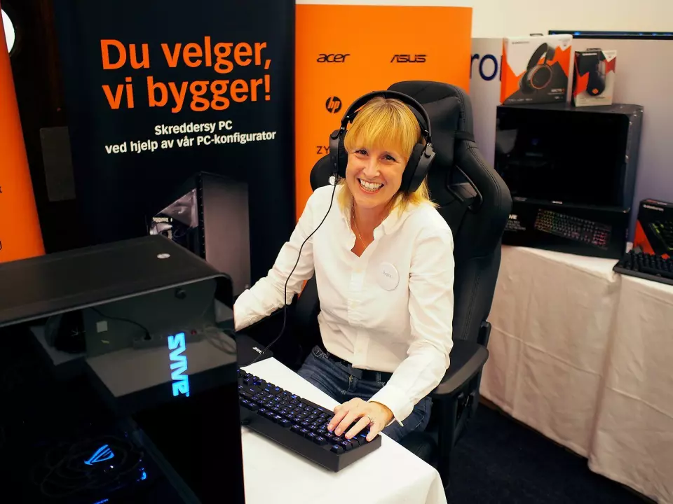 Camilla Johansen i Itegra viser frem de ulike produktene i Svive-serien. Foto: Jan Røsholm.