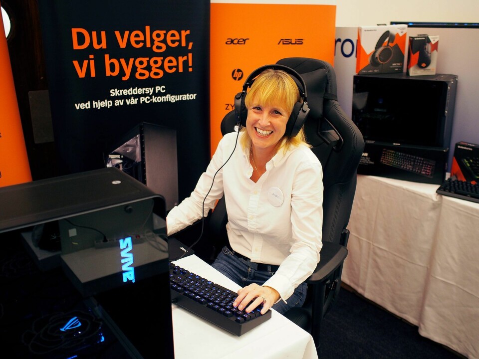 Camilla Johansen i Itegra viser frem de ulike produktene i Svive-serien. Foto: Jan Røsholm.
