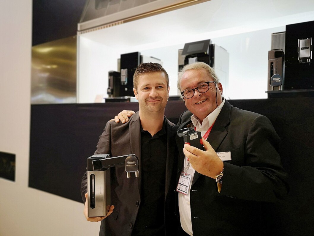 Opplæringsansvarlig i De'Longhi, Victor Eberle og Martin Vinje med den nye Maestosa. Foto: Marte Ottemo. Opplæringsansvarlig i De'Longhi, Victor Eberle og Martin Vinje med den nye Maestosa. Foto: Marte Ottemo.
