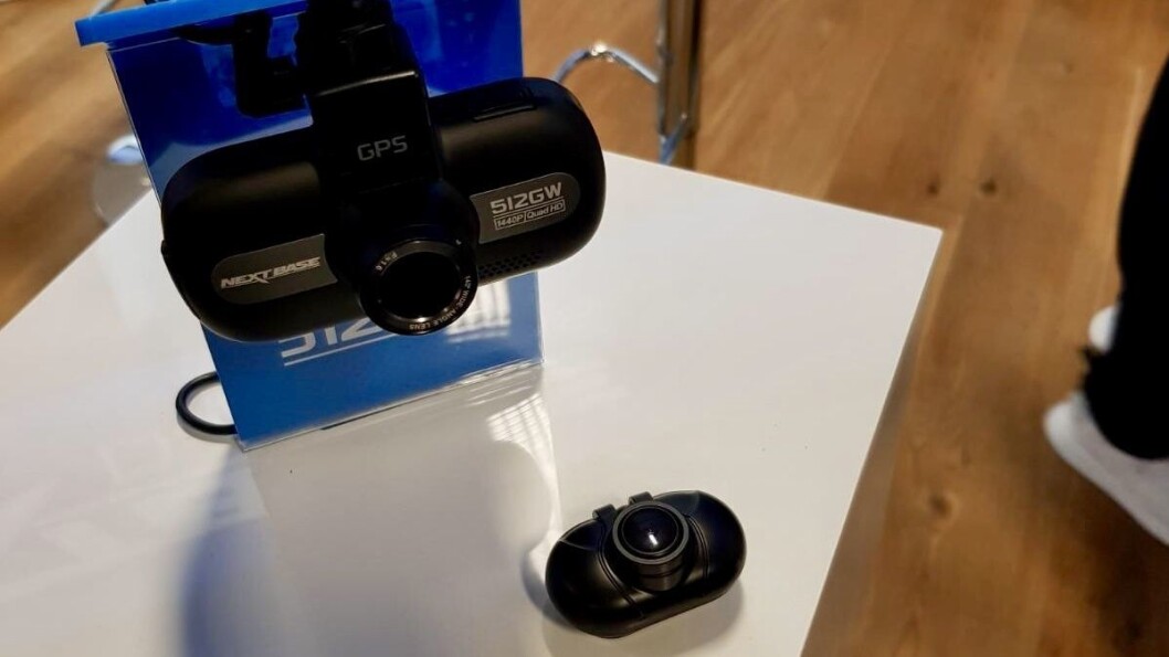 NextBase 512GW koster 2.800 kroner. Det lille kameraet vendes bakover, og koster 900 kroner. Foto: Jan Røsholm. NextBase 512GW koster 2.800 kroner. Det lille kameraet vendes bakover, og koster 900 kroner. Foto: Jan Røsholm.