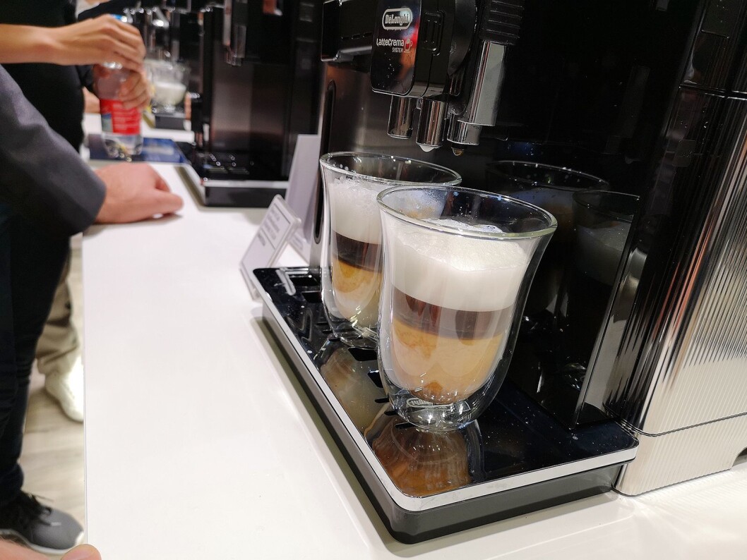 Den nye melkedispenseren holder melken kald lengre, noe som er viktig for å lage et godt skum. Foto: Marte Ottemo. Den nye melkedispenseren holder melken kald lengre, noe som er viktig for å lage et godt skum. Foto: Marte Ottemo.