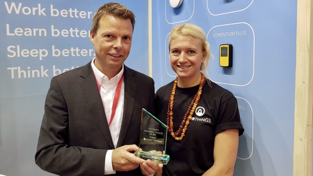 Øyvind Birkenes og Pippa Boothman i Airthings fikk innovasjonsprisen for Wave Plus radonmåler. Foto: Jan Røsholm. Øyvind Birkenes og Pippa Boothman i Airthings fikk innovasjonsprisen for Wave Plus radonmåler. Foto: Jan Røsholm.
