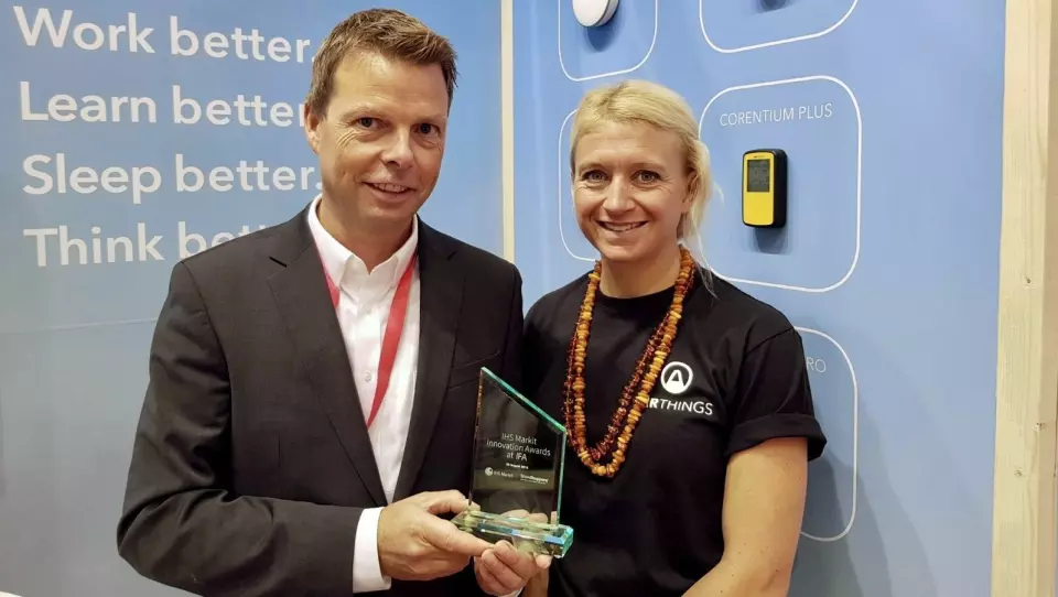 Øyvind Birkenes og Pippa Boothman i Airthings fikk innovasjonsprisen for Wave Plus radonmåler. Foto: Jan Røsholm.