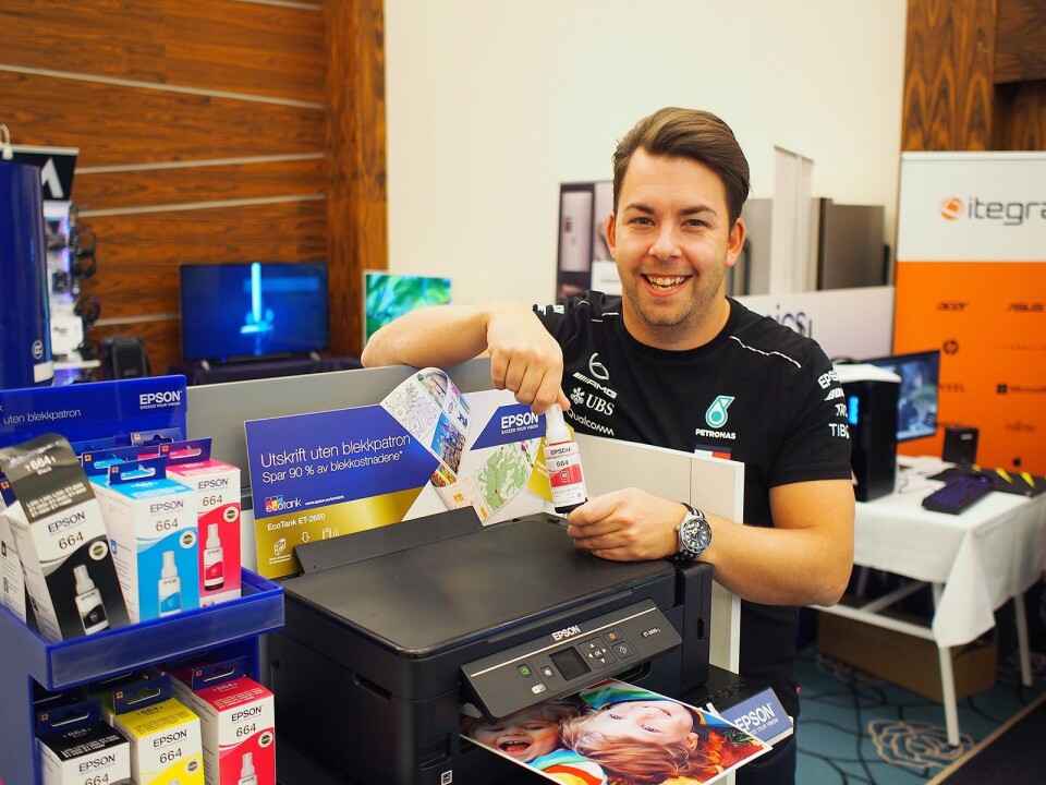 Blekket på EcoTank-skriveren kommer i flasker, her vist frem av Tor Jørgen Westerby. Foto: Jan Røsholm.