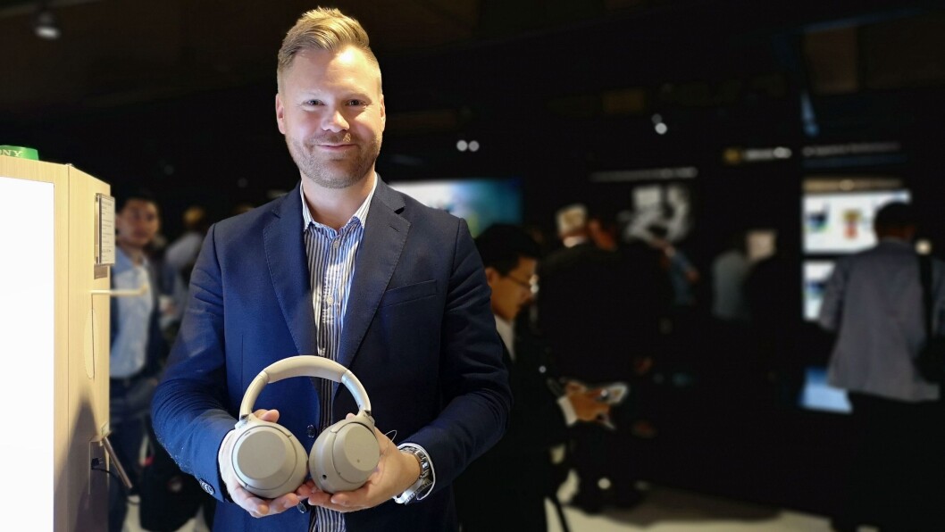 Nordisk produkttrener Patrik Robertsson i Sony med Sony WH-1000XM3. Foto: Marte Ottemo. Nordisk produkttrener Patrik Robertsson i Sony med Sony WH-1000XM3. Foto: Marte Ottemo.