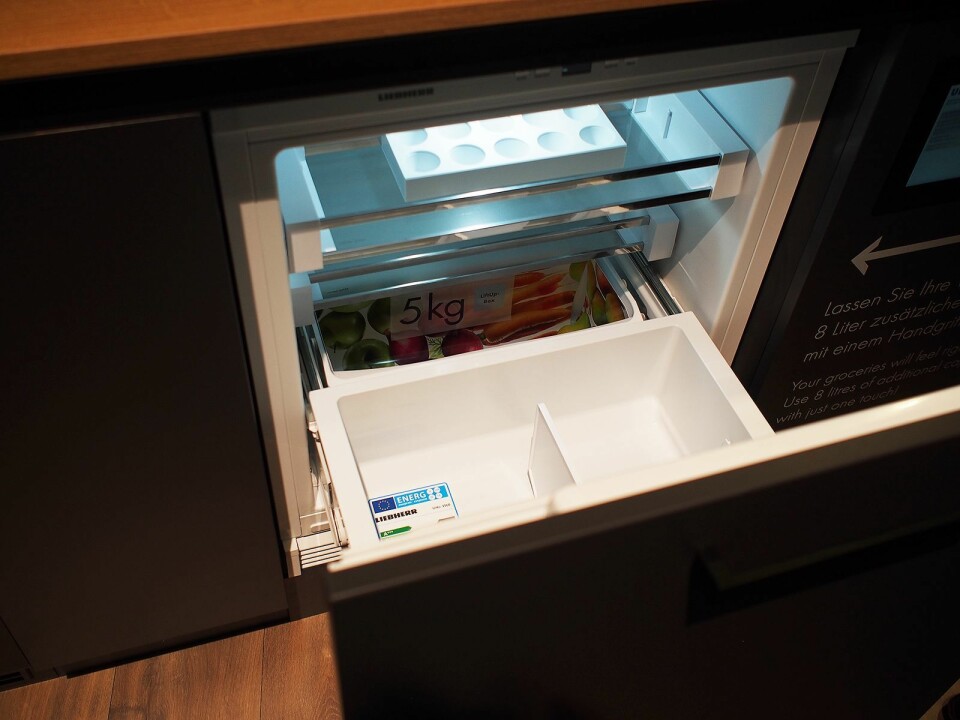 Kjøleskuffen har en hylle som hever seg når den dras ut. Dette skal gjøre tilgangen lettere. Foto: Jan Røsholm.