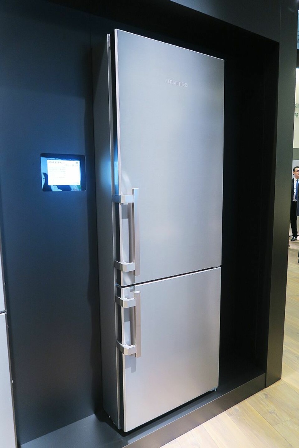 Det nye kjøleskapet Cnef5715 er 201 cm høyt og 70 cm bredt. Foto: Cathrine Pedersen.