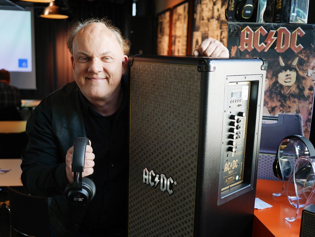 Claus Malthe i Veibel AS viste høyttalere og hodetelefoner fra AC/DC. Foto: Stian Sønsteng. Claus Malthe i Veibel AS viste høyttalere og hodetelefoner fra AC/DC. Foto: Stian Sønsteng.