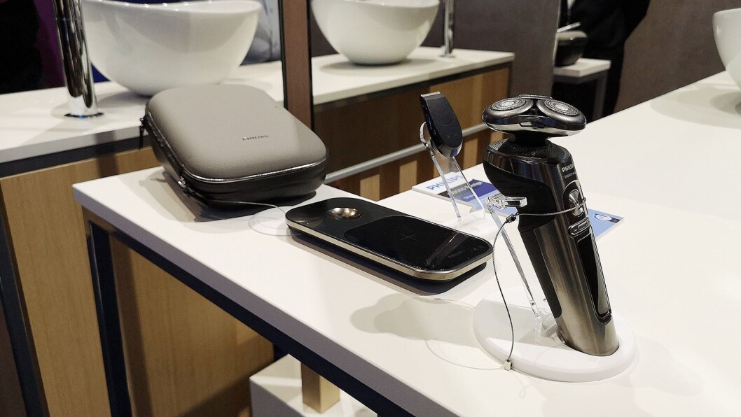Barbermaskinen Philips S9000 Prestige kommer med et trådløst Qi-ladebrett, som også kan lade andre produkter. Foto: Marte Ottemo Barbermaskinen Philips S9000 Prestige kommer med et trådløst Qi-ladebrett, som også kan lade andre produkter. Foto: Marte Ottemo