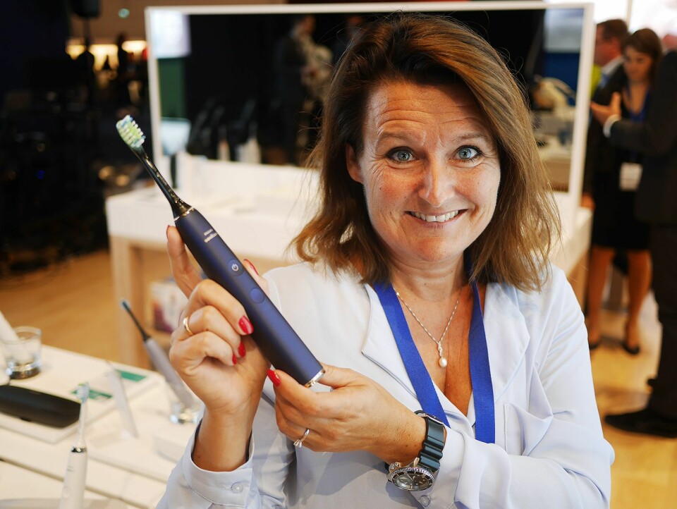 Lise Ludvigsen er sjef for Philips i Norge. Her er hun fotografert på IFA-messen i fjor, med den elektriske tannbørsten SoniCare Diamond Clean. Foto: Stian Sønsteng.