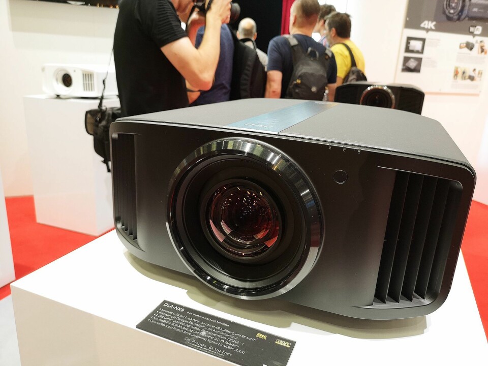 JVCKenwood viser på IFA 2018 8K-projektoren JVC DLA-NX9. Pris: 189.000 kroner. Foto: Marte Ottemo