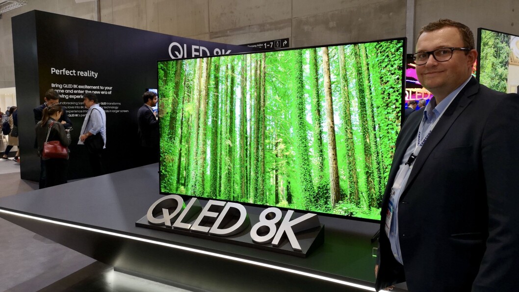 Knut-Eirik Rørnes med Samsung Q900R QLED 8K TV. Foto: Marte Ottemo. Knut-Eirik Rørnes med Samsung Q900R QLED 8K TV. Foto: Marte Ottemo.