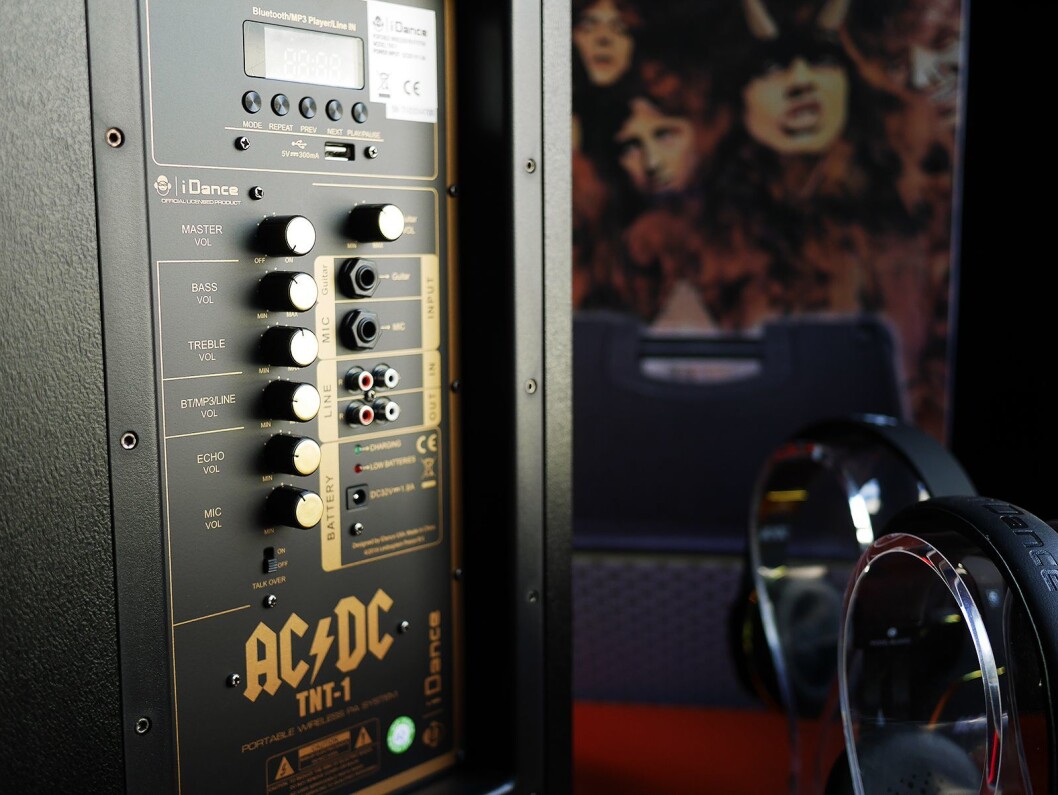 AC/DC TNT-1 har mikser og innganger på siden. Foto: Stian Sønsteng. AC/DC TNT-1 har mikser og innganger på siden. Foto: Stian Sønsteng.