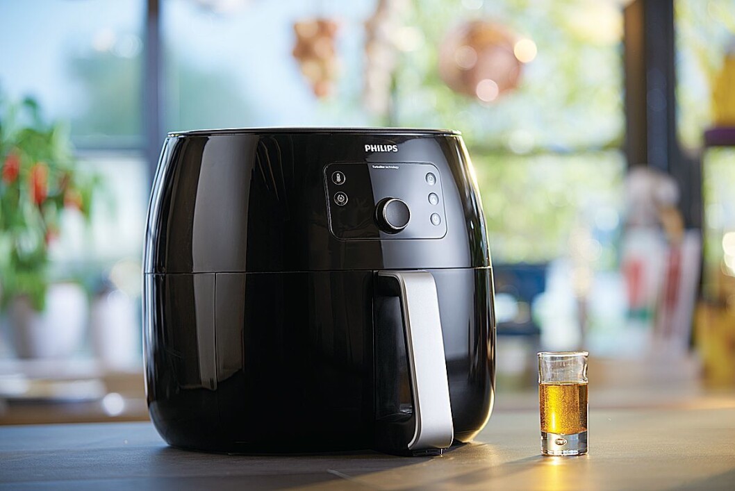 Airfryer HD9650 har en kapasitet på 1,4 kg, og gjør det mulig å for eksempel tilberede en hel kylling. Pris: 3.500,- Foto: Philips. Airfryer HD9650 har en kapasitet på 1,4 kg, og gjør det mulig å for eksempel tilberede en hel kylling. Pris: 3.500,- Foto: Philips.