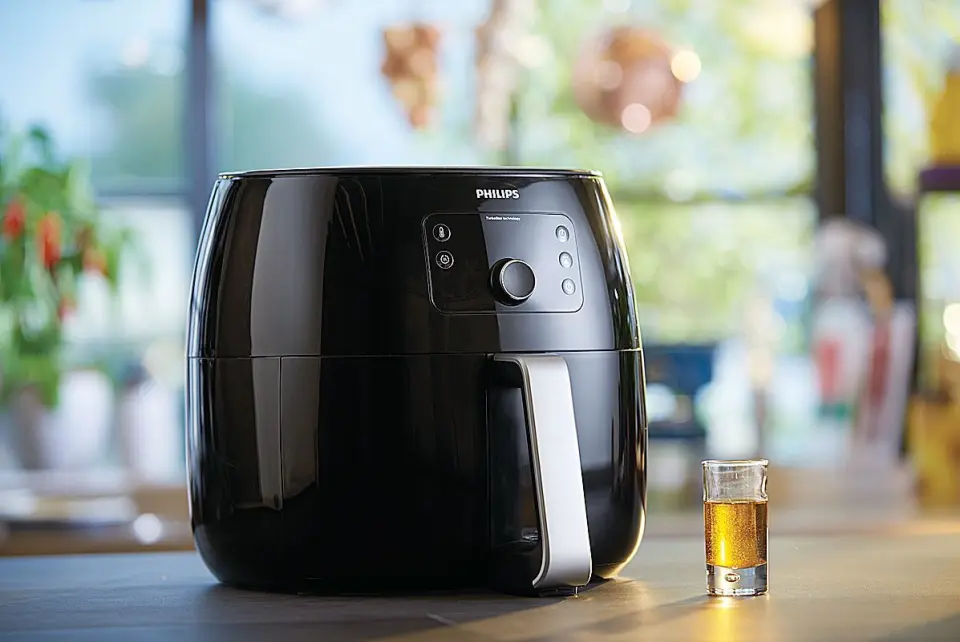 Airfryer HD9650 har en kapasitet på 1,4 kg, og gjør det mulig å for eksempel tilberede en hel kylling. Pris: 3.500,- Foto: Philips. Airfryer HD9650 har en kapasitet på 1,4 kg, og gjør det mulig å for eksempel tilberede en hel kylling. Pris: 3.500,- Foto: Philips.