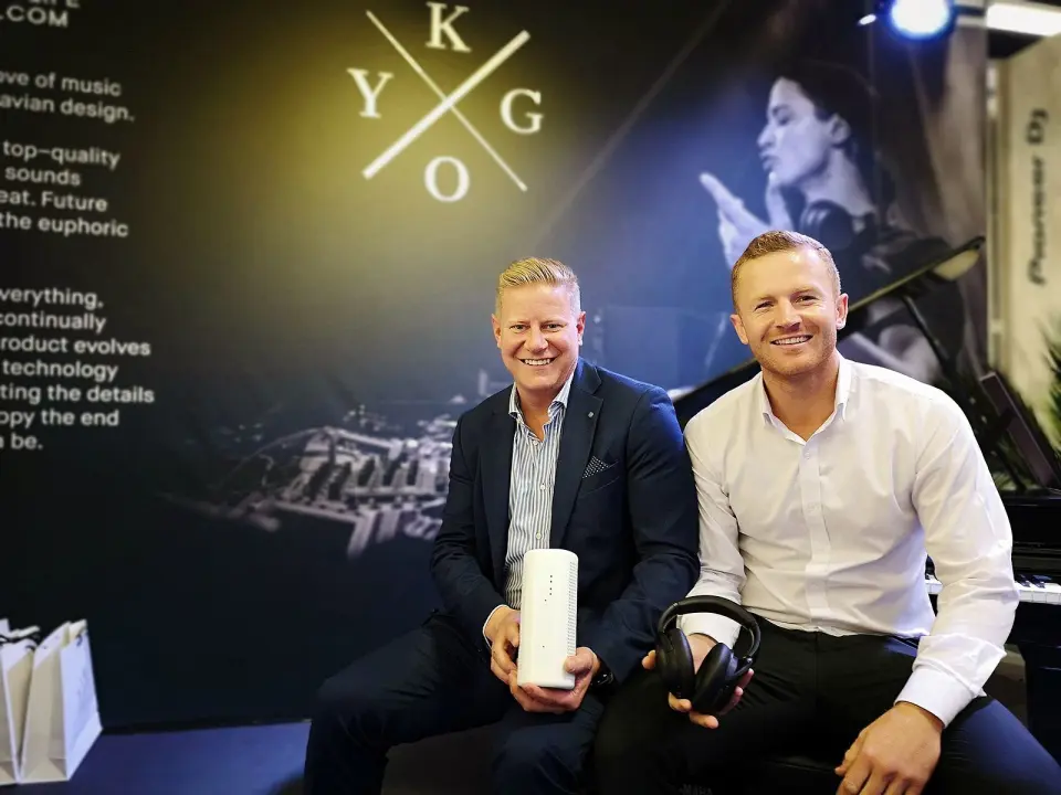 Salgsdirektør Finn Kristoffer Larsen og distriktssjef Alexander Birkeland i Kygo Life viser fram smarthøyttaleren B9 med Google Assistant-støtte, og den nye toppmodellen innen hodetelefoner, A11, med aktiv støykansellering. Foto. Marte Ottemo Salgsdirektør Finn Kristoffer Larsen og distriktssjef Alexander Birkeland i Kygo Life viser fram smarthøyttaleren B9 med Google Assistant-støtte, og den nye toppmodellen innen hodetelefoner, A11, med aktiv støykansellering. Foto. Marte Ottemo