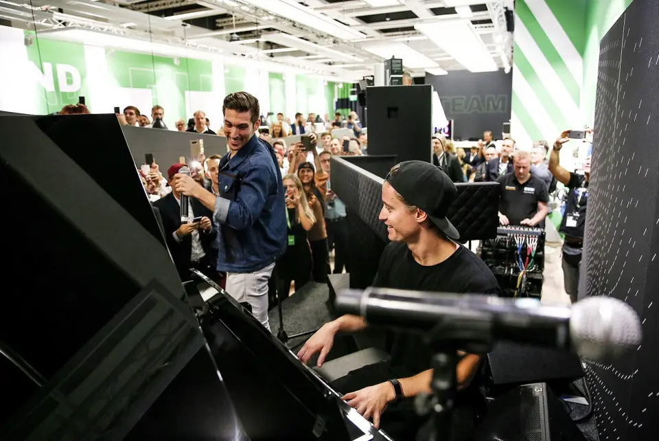 Kygo selv stakk innom IFA-messen og holdt en intimkonsert for blant annet Aqipa-ansatte. Foto: Kygo Life Kygo selv stakk innom IFA-messen og holdt en intimkonsert for blant annet Aqipa-ansatte. Foto: Kygo Life