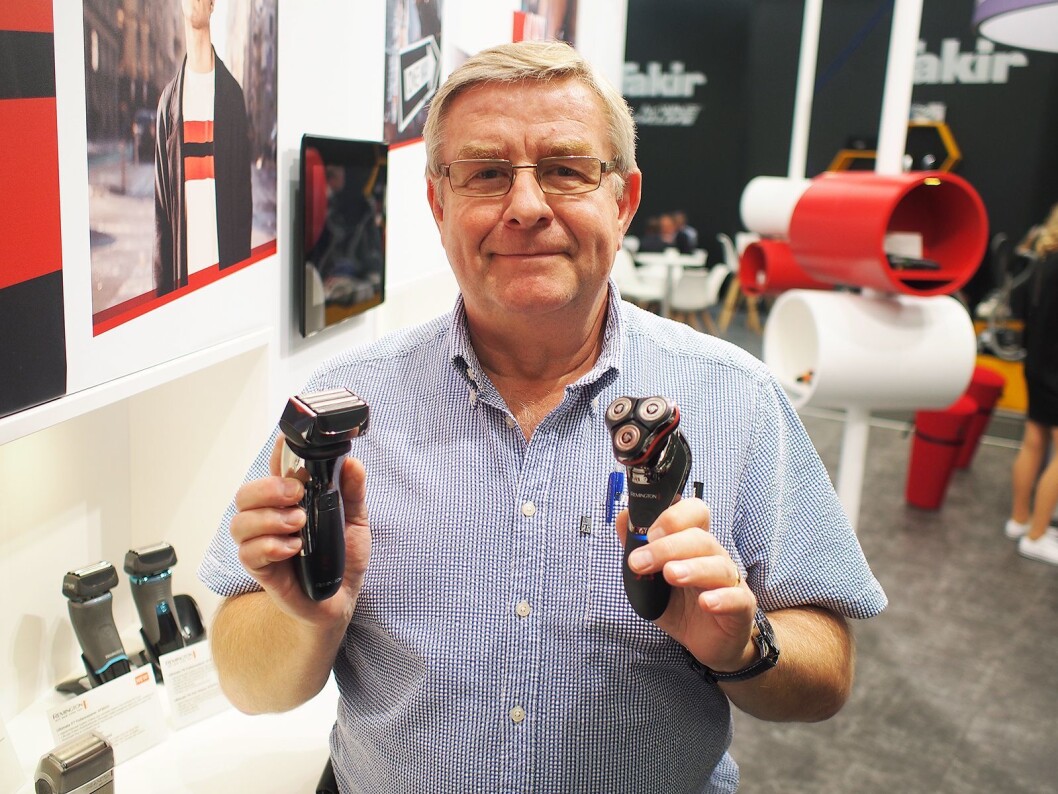 Alf Einar Nygård viser frem to typer barbermaskiner fra Remington. Foto: Jan Røsholm Alf Einar Nygård viser frem to typer barbermaskiner fra Remington. Foto: Jan Røsholm